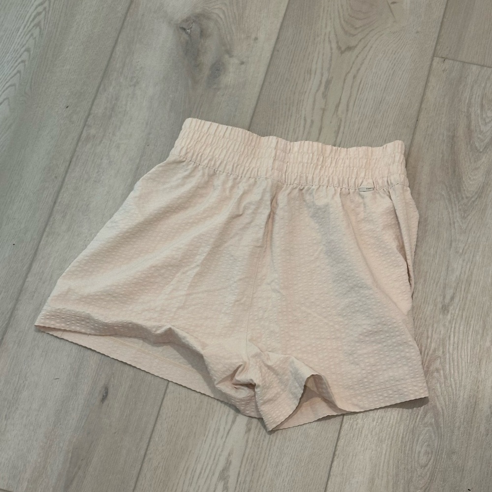 Vuori women's oat cream textured Villa shorts